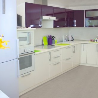 Лилави и бели ъглови слушалки