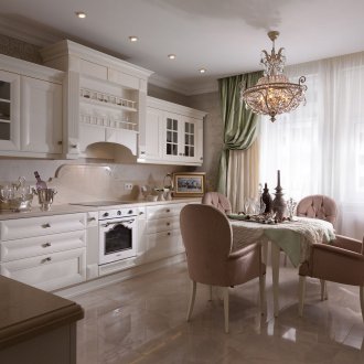 Красива класическа кухня с маса за хранене