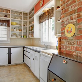 Светла кухня с тухлена стена