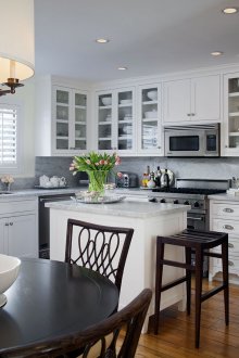 Кухненски интериор с остров и трапезарна маса