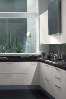 Черно-бяла модерна кухня.