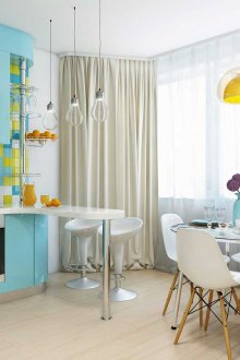 Кухненски интериор с бар за закуска и маса за хранене