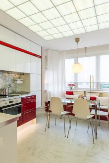 Червена и бяла кухня 12 кв.м.
