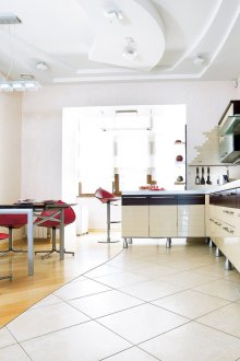 Просторна кухня с трапезарна маса и полуостров