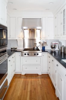 Тясна черно-бяла кухня