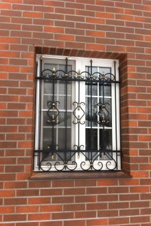 Черна и златна решетка за прозорци