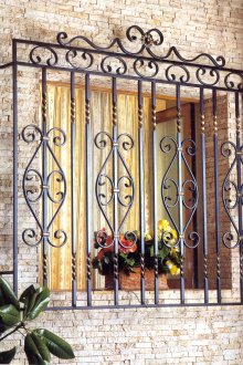 Декоративна красива решетка на прозорец