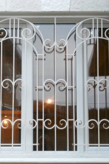 Бяла решетка с елементи от ковано желязо