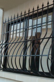 Заварена метална решетка на прозореца