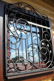 Кова красива решетка на прозорец