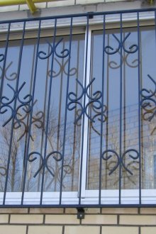Решетка на прозореца на балкона