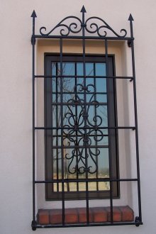 Защитна красива метална решетка