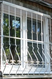 Красива бяла кована решетка на прозореца