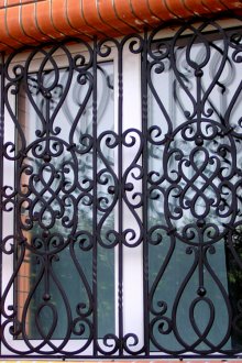 Защитна и декоративна черна решетка за прозорци