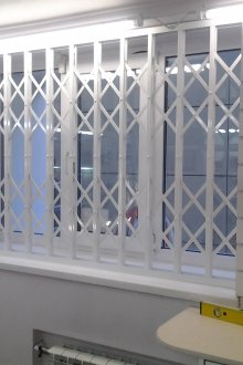 Бяла плъзгаща се метална решетка