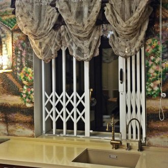 Бяла решетка с плъзгащи се прозорци