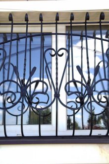 Кована метална решетка на прозореца