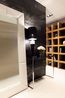 Кафяви рафтове в черно-бяло коридора