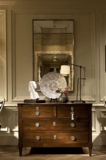 Античен скрин и огледало в антре в стил арт деко