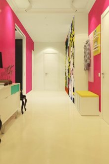 Розова и бяла облицовка на коридора