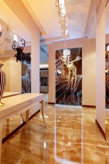 Гланцов под и огледала в тесен коридор