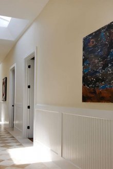 Ярка картина и бежово-бели стени в коридора