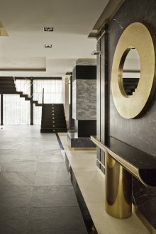 Мебели за антре от черно и златно арт деко