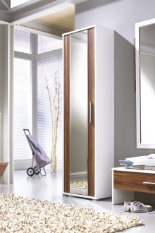 Кафяво-бели мебели в коридора