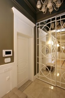 Огледален гардероб в класически коридор