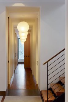 Кръгли полилеи в коридора