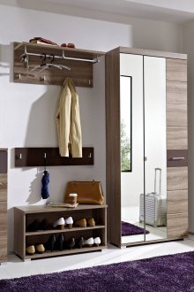 Кафяви мебели и лилав килим в коридора