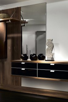 Colores negro, marrón y blanco en el interior del pasillo.