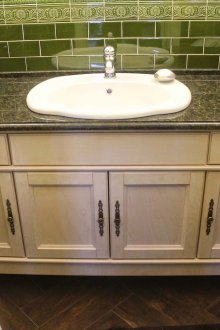 Дървен пиедестал с каменен плот в банята