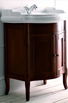 Кафяв дървен пиедестал в банята