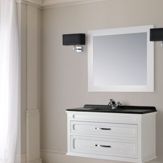 Черно-бял стенен шкаф за баня