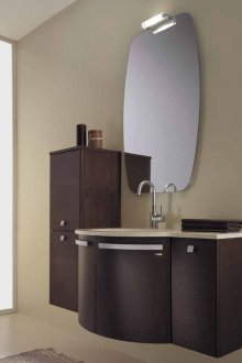 Кафяв стенен шкаф и шкаф за баня