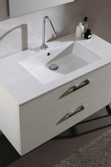 Висящ бял шкаф в банята