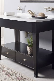 Черен дървен под шкаф в банята