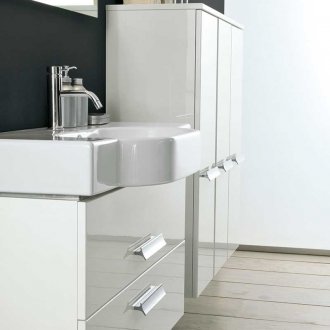 Бял висящ шкаф и шкафове в банята