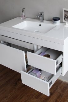 Бял стенен шкаф с чекмеджета в банята