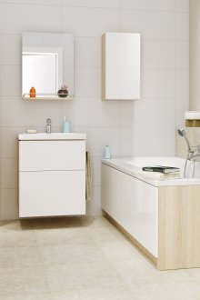 Висящо бежово и бяло суетно устройство в банята