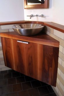 Ъглов шкаф под мивката под дървото