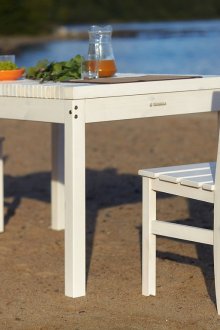 Трапезария от бяла маса и борови столове