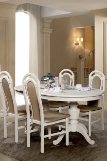 Мебели от бежов бор в трапезарията