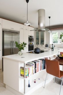 Кафява и бяла модерна кухня