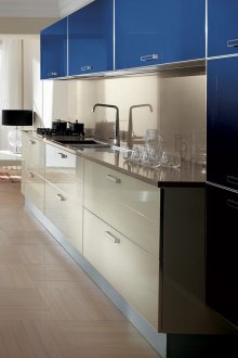 Бежова и синя лъскава кухня