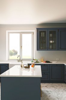 Синя и бяла кухня с остров в кънтри стил