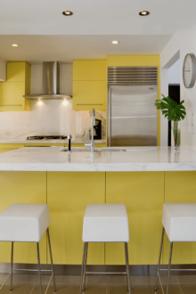 Бяла и жълта кухня с полуостров