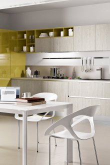 Бяла и жълта кухня с маса за хранене