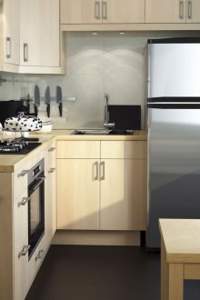 Бежова и бяла малка кухня